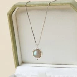 Collier Labradorite – Élégance, Argent 13 Collier Labradorite – Élégance, Argent -Moment Ici collier labradorite elegance argent 9