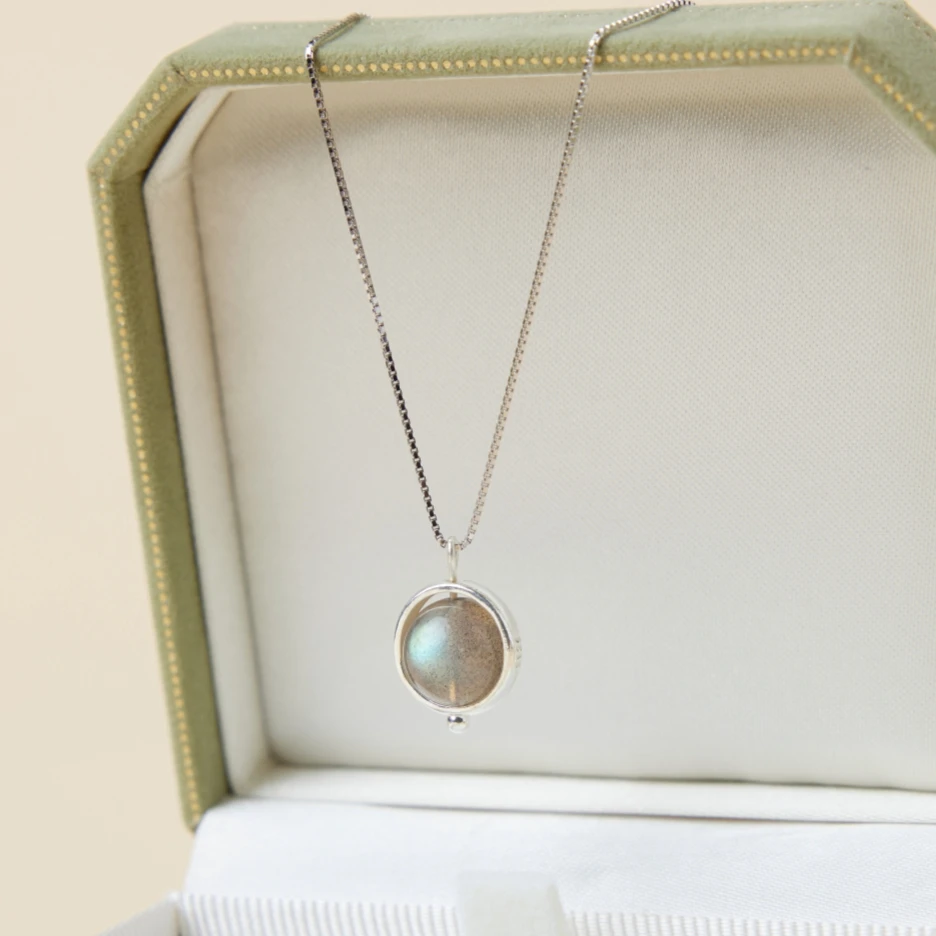 Collier Labradorite – Élégance, Argent 6 Collier Labradorite – Élégance, Argent – Image 4