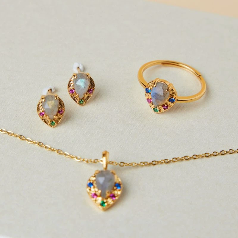 Bague Labradorite – Feuille Scintillante, Argent Plaqué Or 9 Bague Labradorite – Feuille Scintillante, Argent Plaqué Or – Image 7