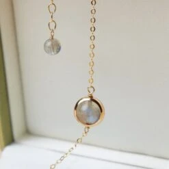 Collier Labradorite – Mystère, Argent Plaqué Or -Moment Ici collier labradorite mystere argent plaque or 2