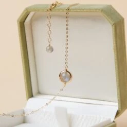 Collier Labradorite – Mystère, Argent Plaqué Or -Moment Ici collier labradorite mystere argent plaque or