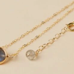 Collier Labradorite – Mystère, Argent Plaqué Or -Moment Ici collier labradorite mystere argent plaque or 3