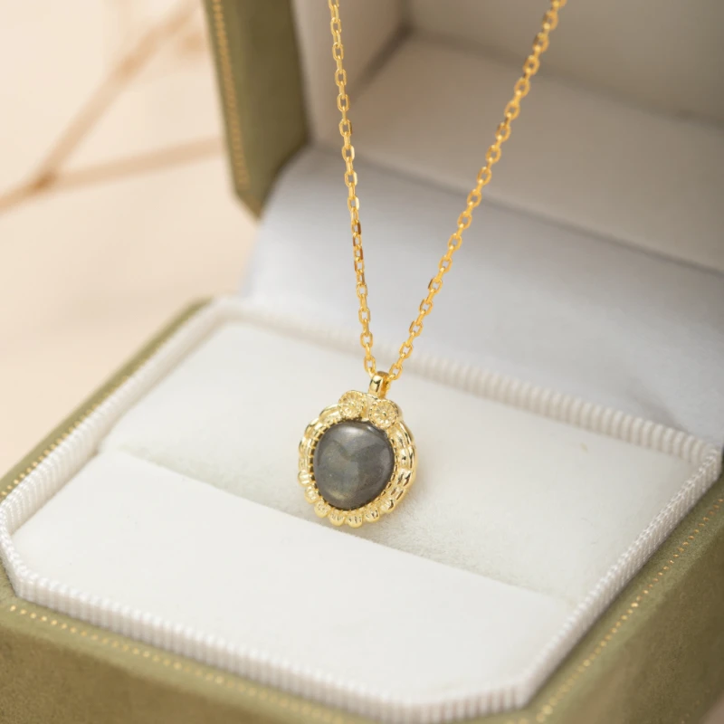 Collier Labradorite – Sagesse Antique, Argent Plaqué Or 3 Collier Labradorite – Sagesse Antique, Argent Plaqué Or