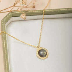 Collier Labradorite – Sagesse Antique, Argent Plaqué Or 13 Collier Labradorite – Sagesse Antique, Argent Plaqué Or -Moment Ici collier labradorite sagesse antique argent plaque or 4