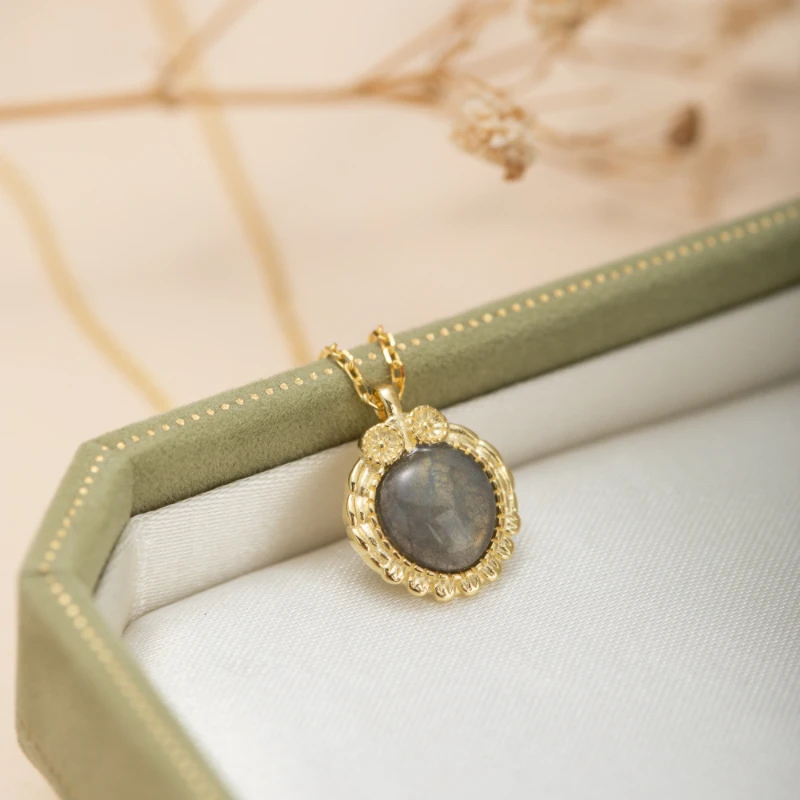 Collier Labradorite – Sagesse Antique, Argent Plaqué Or 5 Collier Labradorite – Sagesse Antique, Argent Plaqué Or – Image 3