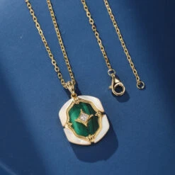 Collier Malachite Et Nacre – Astres En Verdures, Argent Plaqué Or -Moment Ici collier malachite et nacre astres en verdures argent plaque or 5