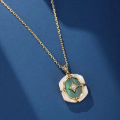 Collier Malachite Et Nacre – Astres En Verdures, Argent Plaqué Or -Moment Ici collier malachite et nacre astres en verdures argent plaque or 7