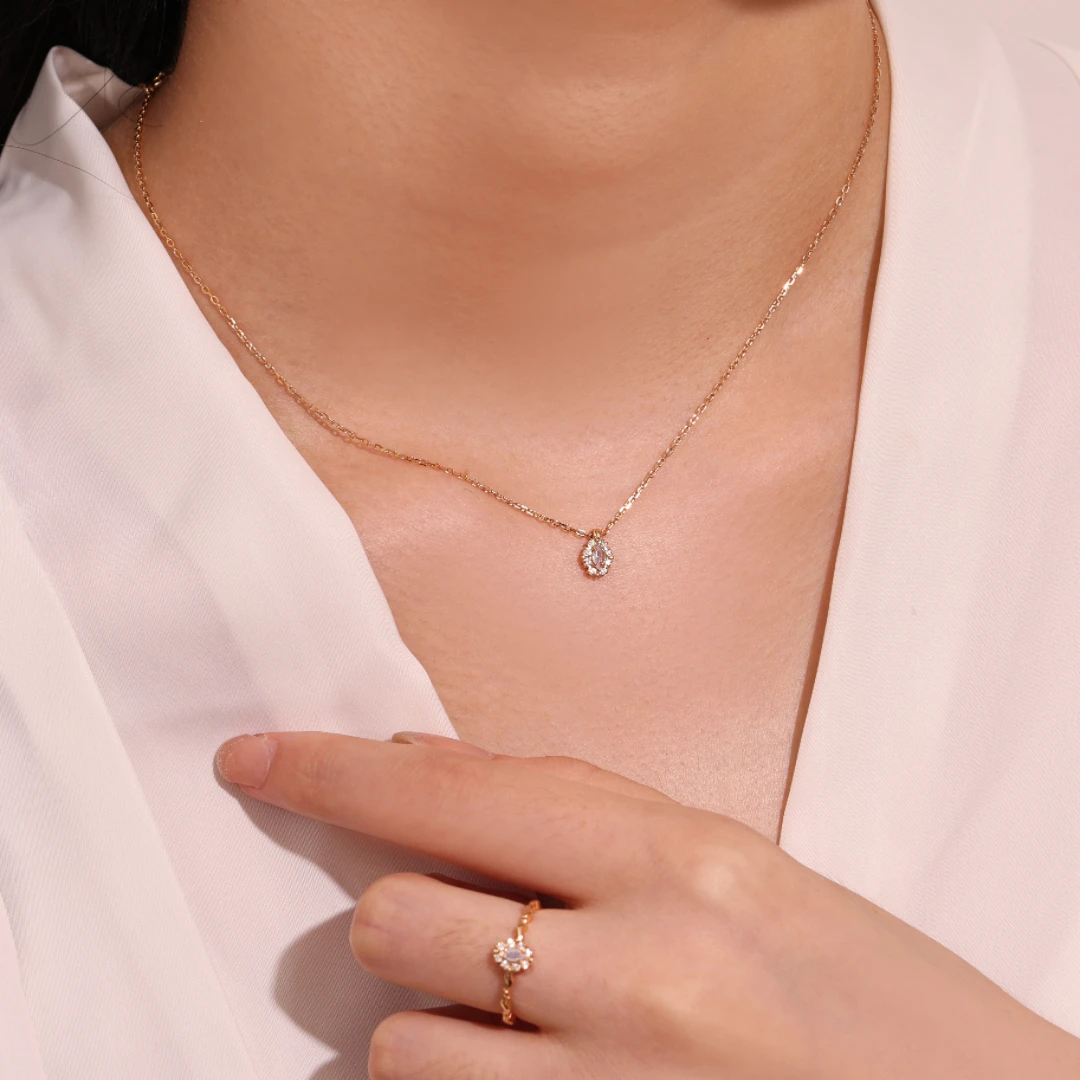 Collier Opale Blanche – Brume Étoilée, Argent Plaqué Or 4 Collier Opale Blanche – Brume Étoilée, Argent Plaqué Or – Image 2