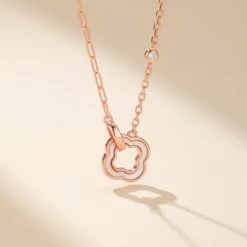 Collier Trèfle à Quatre Feuilles En Nacre – Élégance Et Prospérité, Argent Plaqué Or -Moment Ici collier trefle a quatre feuilles en nacre elegance et prosperite argent plaque or 1