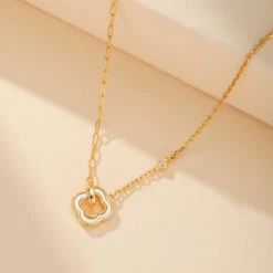 Collier Trèfle à Quatre Feuilles En Nacre – Élégance Et Prospérité, Argent Plaqué Or -Moment Ici collier trefle a quatre feuilles en nacre elegance et prosperite argent plaque or 2