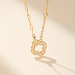 Collier Trèfle à Quatre Feuilles En Nacre – Élégance Et Prospérité, Argent Plaqué Or -Moment Ici collier trefle a quatre feuilles en nacre elegance et prosperite argent plaque or