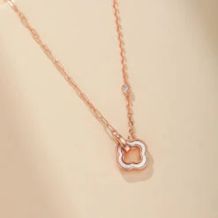 Collier Trèfle à Quatre Feuilles En Nacre – Élégance Et Prospérité, Argent Plaqué Or -Moment Ici collier trefle a quatre feuilles en nacre elegance et prosperite argent plaque or 6