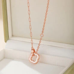 Collier Trèfle à Quatre Feuilles En Nacre – Élégance Et Prospérité, Argent Plaqué Or -Moment Ici collier trefle a quatre feuilles en nacre elegance et prosperite argent plaque or 8