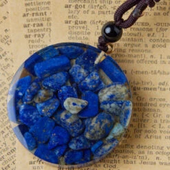 Pendentif Orgonite Lapis Lazuli – Œil Éclatant 11 Pendentif Orgonite Lapis Lazuli – Œil Éclatant -Moment Ici pendentif orgonite lapis lazuli oeil eclatant