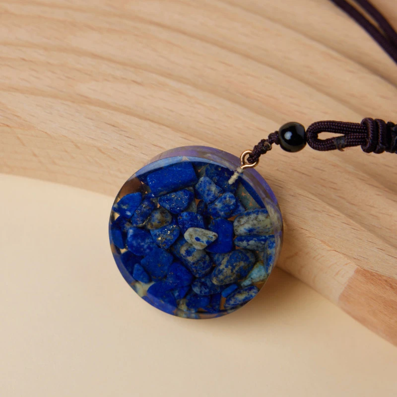Pendentif Orgonite Lapis Lazuli – Œil Éclatant 6 Pendentif Orgonite Lapis Lazuli – Œil Éclatant – Image 4