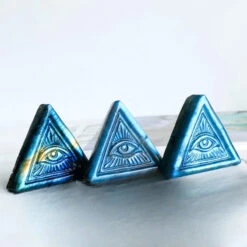 Sculpture Œil Oudjat En Labradorite – Clairvoyance -Moment Ici sculpture oeil oudjat en labradorite clairvoyance